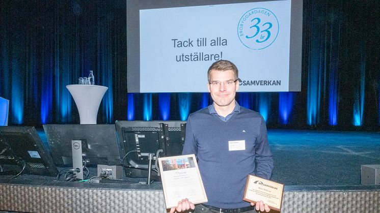 – Det är en ära och väldigt roligt att få ett pris för undervisning och forskning, sa Robert Hällmark när han tog emot priset som Årets Brobyggare 2022 på Brobyggardagen. Bild: Lars-Olof Tandberg