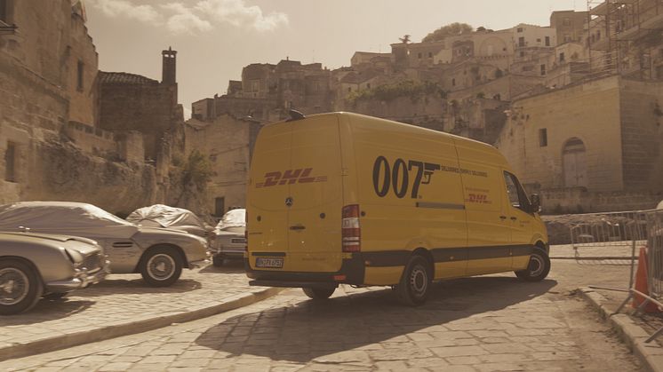 DHL_Bond25_2