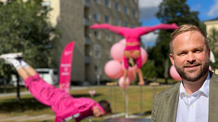 Kulturborgarråd Jonas Naddebo besökte en föreställning av akrobatikturnén på ett boende i Vasastan. Foto: Wictoria Berglund.