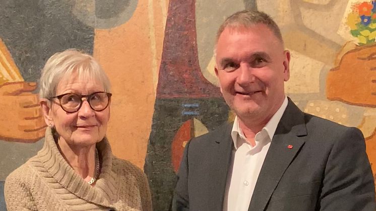 Folkteaterns styrelseordförande Kerstin Brunnberg och Folkets Hus Göteborgs styrelseordförande signerade under tisdagen ett nytt tioårigt hyresavtal. Foto: Sabrin Jaja