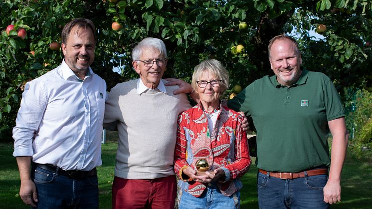 Vinnarna av Guldäpplet 2023 - Ing-Marie och Göran Göransson (mitten) tillsammans med Kiviks Musteris VD Thomas Jensen (th) och Odlingschef Jan Flemming Jensen (tv)