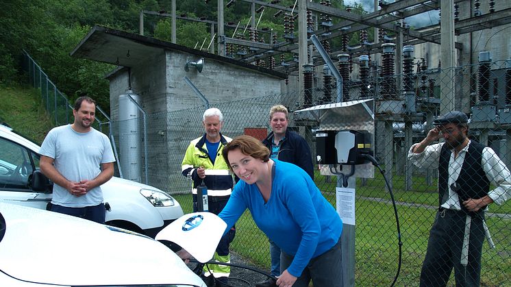 Daglig leder i Kraft- og skredsenter i Tafjord, Gro Marita Valdal, stod i dag for den offisielle åpningen av ladestasjon for elbiler i Tafjordbygda. 
