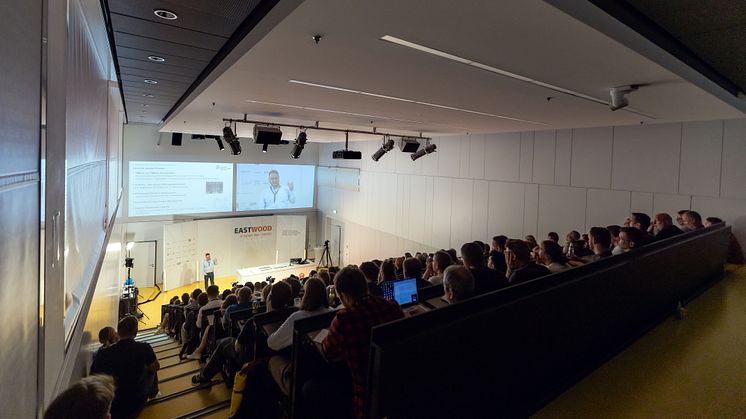 Der Hörsaal im Nieperbau der HTWK Leipzig bot die ideale Kulisse für die diesjährige EASTWOOD. Foto: Sven Reichhold