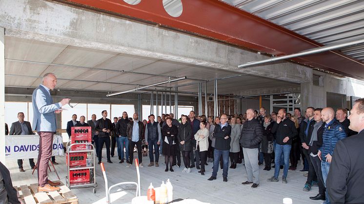 Jan Bøgh, CEO & President i JYSK Nordic, gives a speech at the topping-out ceremony.