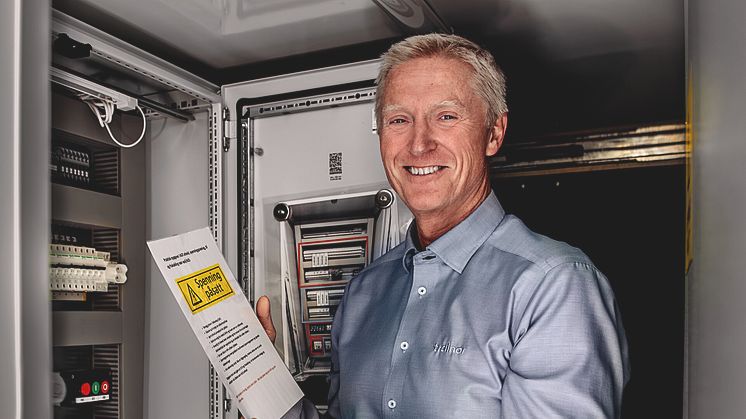 Trond J. Løfqvist viser stolt frem AUS-hengeren som er skreddersydd for praktiske og reelle øvelser. Foto: Heidi S. Middleton