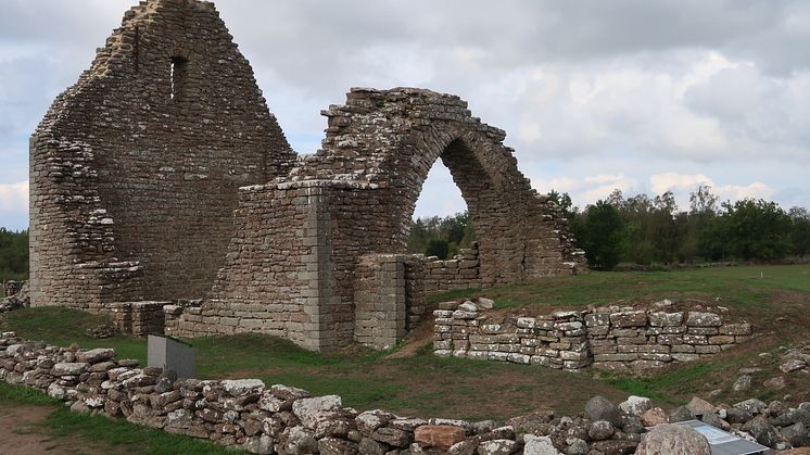 Hårda vintrar och växtlighet har skadat S:t Knuts kapell i Borgs by på Öland. Nu ska kapellet och fornborgen Gråborg restaureras för att rädda de stora kulturhistoriska värdena. Foto: Jan Westergren 