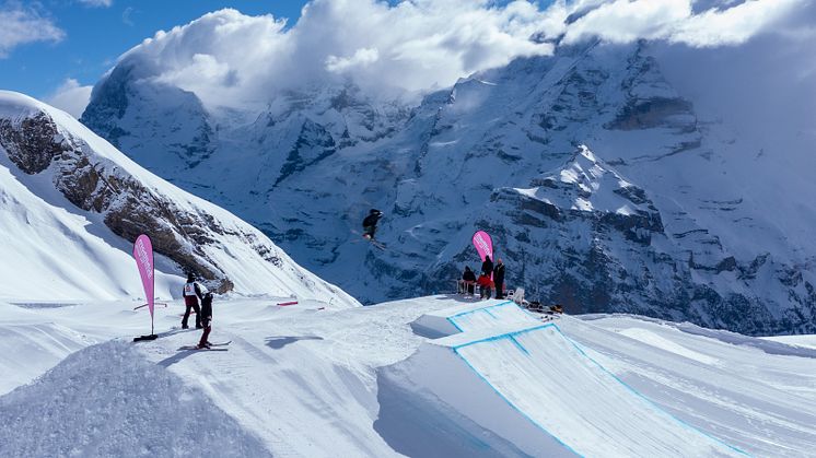 Freeskier in Aktion am Slopestyle Contest vom Sonntag, 21. März 2021