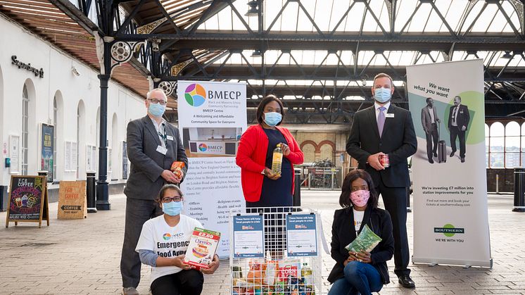 Juliet Ssekitoleko (Brighton BMECP Foodbank) with Andy Leister (Southern), Rob Whitehead (GTR) and volunteers. MORE IMAGES AVAILABLE TO DOWNLOAD BELOW