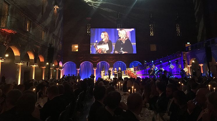 Findus VD Katarina Tell delar ut priset  till Årets djupfrystavdelning