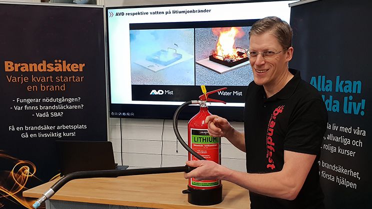 Henrik Wahlström, vd på Brandfast, håller kurs om bränder i litiumjonbatterier. 