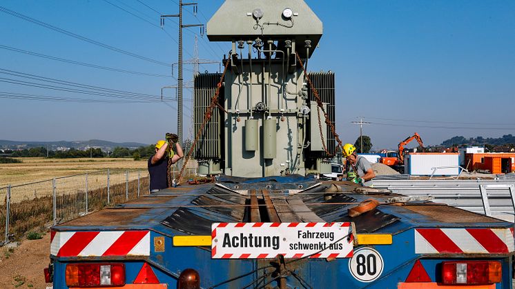 Südwestlich von Unterhaid im Landkreis Bamberg baut das  Bayernwerk ein neues Umspannwerk. Mit dem rund 40 Tonnen schweren Netztransformator wurde das Herzstück der neuen Anlage geliefert.