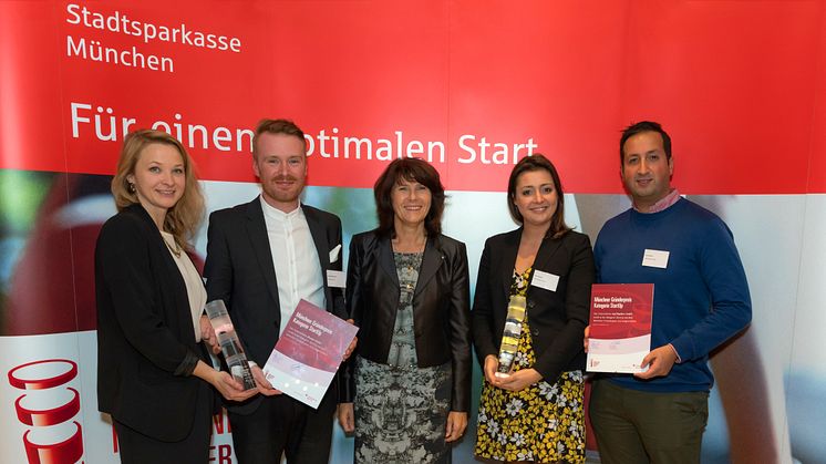 Vorstandsmitglied Marlies Mirbeth (Mitte) von der Stadtsparkasse München verlieh den München Gründerpreis 2017 an Lisbeth Fischbacher (li.) und Daniel Hoheneder (2. v. li.) mit der flissade GmbH und Ebru (4. vo. Li.) und Erol Kaynak (re.) mit der myC