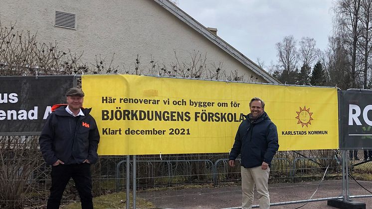 Henrik Lander och Niklas Wikström framför arbetsområdet vid Björkdungens nya lokaler.