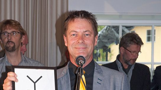 Årets svenska mästare i nyskrivna snapsvisor är Bosse Freij från Helsingborg med visan ”Regnskydd”. 