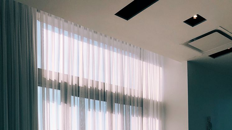 Mangler du nye gardiner til dine vinduer? Så tjek gardinuniverset ud. Foto: Unsplash