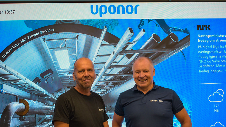 Frode Østmo fra Bravo og Petter Vang fra Uponor foran nyinstallert LED-skjerm fra CBK.