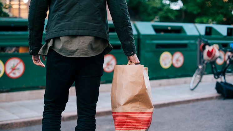 Förpackningar av plast, papper, metall eller glas, och tidningar, är det enda som ska kastas i de gröna behållarna på återvinningsstationerna.