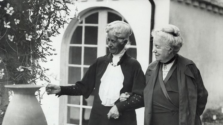 Henriette Coyet, slottsfru på Torup, var god vän med Selma Lagerlöf. Här ses de på Torups slottsgård.