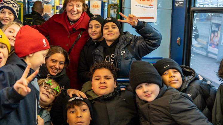 Ordfører Marianne Borgen med femteklassinger fra Grünerløkka skole