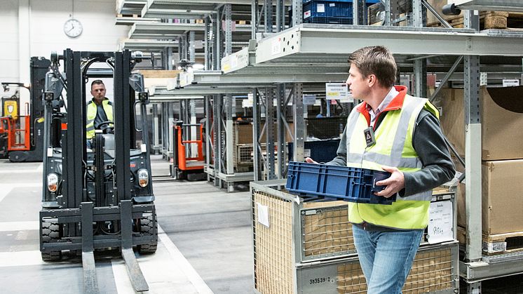 På områden där människor frekvent korsar vägen varnar Linde Safety Guard truckförare och fotgängare med akustiska och optiska signaler. Dessutom varnas fotgängare med vibrationer när en truck närmar sig.