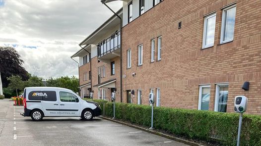 Högt tryck på laddstolpar: Tio nya bil-laddare installerade till ett fastighetsbolag i Sjöbo
