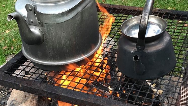 Genom att laga mat tillsammans över öppen eld känner vi större samhörighet med varandra. Foto: Siw Östlund. 