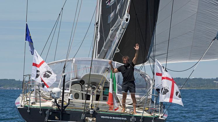 “Andrea Mura festeggia la sua vittoria epica a bordo dell’Open 50 ‘Vento di Sardegna’. Copyright Billy Black”