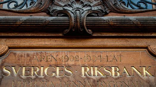 Riksbanken sänker inte – men vissa banker höjer boräntorna.