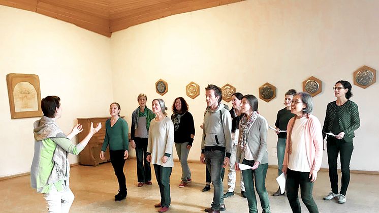 Agnes Zehnter leitet einen Sprechchor (Foto: Konstanze Volbehr)