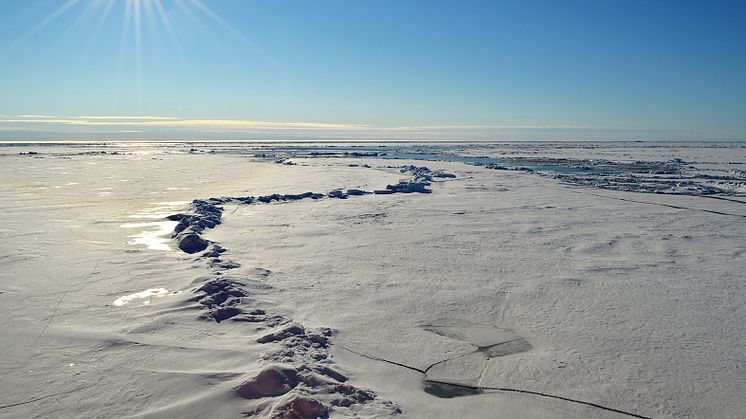 Molnig vår minskar Arktis is