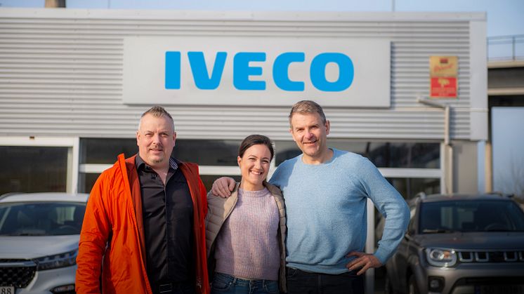 Nord-Motor AS vant prisen for Årets IVECO-forhandler. Fra venstre ser vi Johan Gudmundsen, Trude Osmundsen og Ole Willy Gudmundsen.