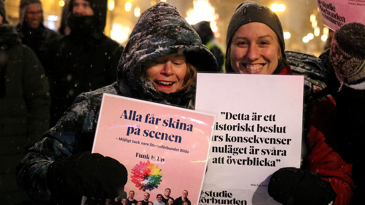 Bilderna från manifestationen har tagits av Emma Lado (Örebro Läns Bildningsförbund)