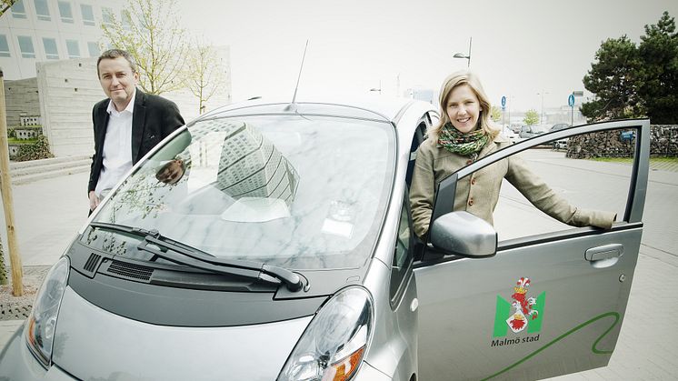 Karolina Skog och Stefan Bengtsson deltar med Malmö stads elbil i Oresund Electric Car Rally 2012. 