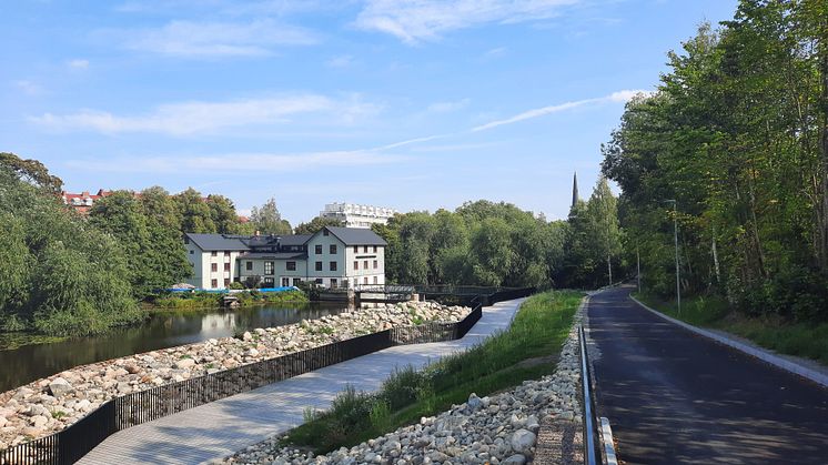 Vy över den nya faunapassagen, trädäcket och gång- och cykelbanan vid Falkenbergska kvarnen. Foto: Västerås stad