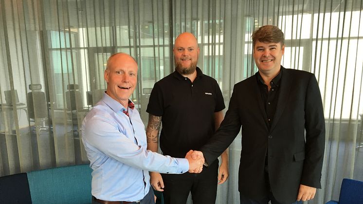 Från vänster: Niklas Richardsson, försäljningschef och Jörgen Petersson, servicechef på Yaskawa Nordic samt Mats Boström, vd för IRS. 