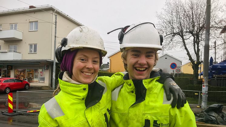 Emilie Dalevoll og Tobias Jacobsen var to av lærlingene som deltok på deler av steinleggingen av Grefsenplatået holdeplass tidligere denne uken.