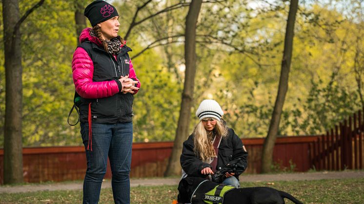Helen från 100 Hundkoll hälsar alla välkomna till "min hund & andras jyckar. Foto: Lisa Löwenborg