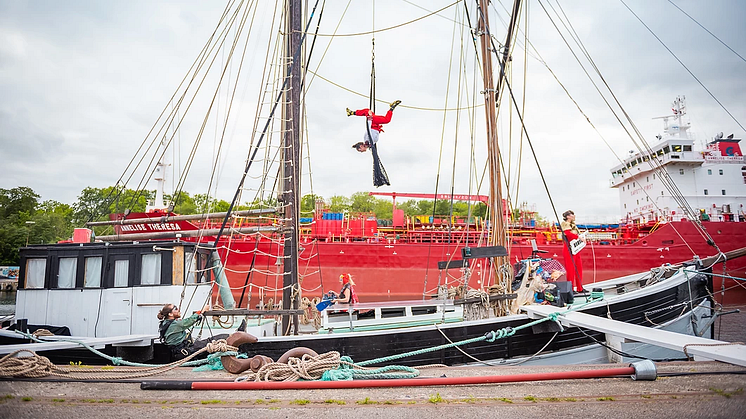 Spinning Compass Performance/Kollektiv Knaster får stöd till ett projekt som utgår från cirkusskeppet Johanne och en föreställning på temat rörelsefrihet och rörelsebegränsningar. Foto: Cosmin Cirstea