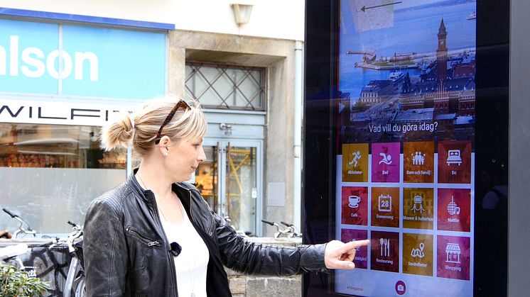 Emma Håkansson, turistchef i Helsingborgs stad, visar hur en infoskylt fungerar.