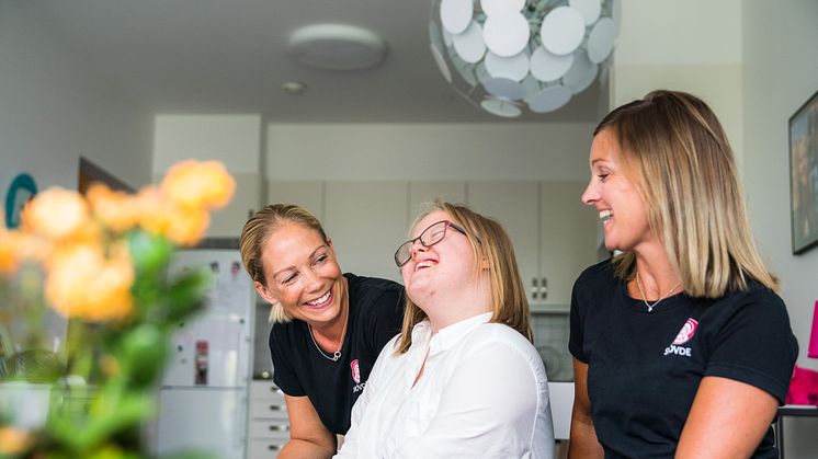 Medarbetare och brukare Skövde kommun LSS Foto: Jesper Ahnhede