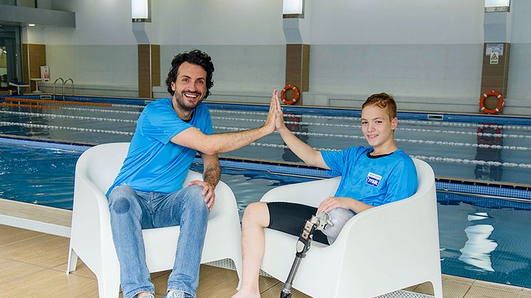 Alex Bratu (Country Manager JYSK România și Bulgaria) și Arian Notrețu, înotătorul paralimpic în vârstă de 12 ani care a fost ambasadorul campaniei #NICIOSCUZĂ