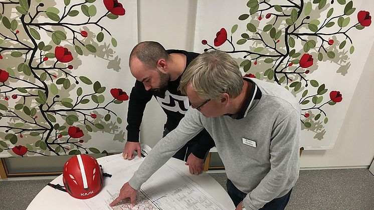 Läraren Conny Nilsson granskar en ventilationsritning tillsammans med Khalil Akoul som läser till ventilationsmontör i Ronneby.