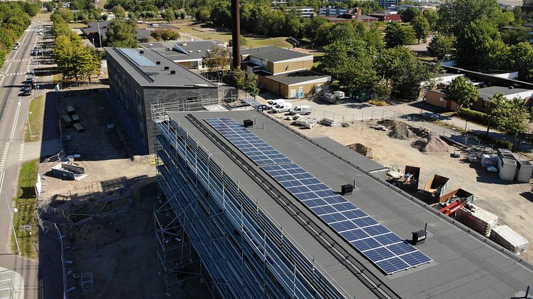 De två lägenhetshusen i BoKlok Pilkvisten med solceller på taket, som driver el till byggarbetsplatsen.
