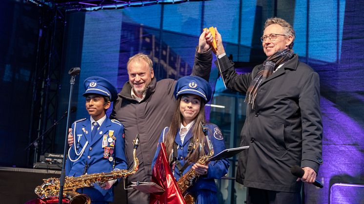 Åpningen av Økern Portal ble i går markert med en nabolagsfest med musikk, taler, konkurranser og aktiviteter. På bildet: byrådsleder Raymond Johansen, styreleder i OPF Jørund Vandvik og to representanter fra Løren og Refstad skoles musikkorps. 