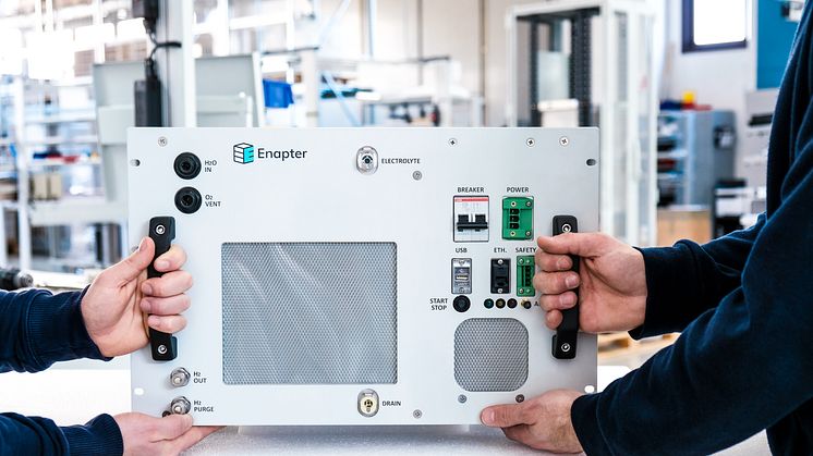 Klein wie eine Mikrowelle: Der neue Elektrolyseur EL 2.1 wurde im Februar 2020 in den Markt eingeführt. (Bild: Enapter)