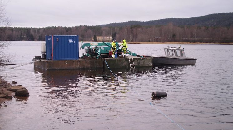 Oljetunnor bärgas från Dalälven. Foto: Petrus Tengner, miljöinspektör på Leksands kommun.