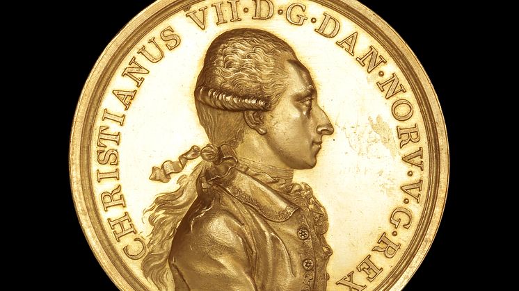 Foto: Medaljen for Ædel Daad / Pro Meritis, 1771, D. I. Adzer / S. A. Jacobsen, G 473, JS 883 – tildelt Rasmus Bondesen Brorson i 1799. Udsøgt eksemplar i originalt etui af mørkerødt maroquin med guldbordure og velourfor. Vurdering: 50.000 kr. 