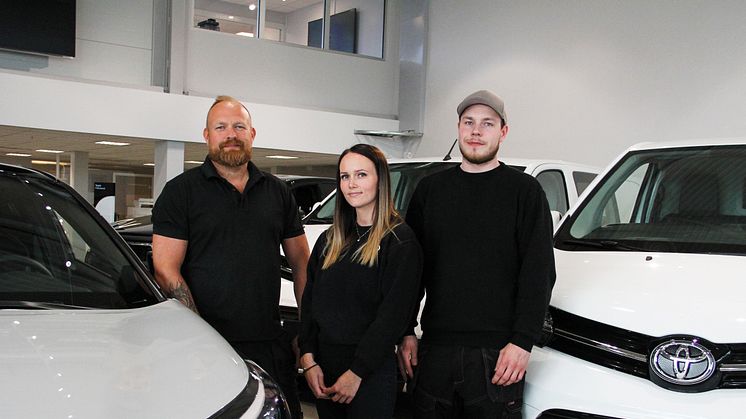 Bodø: Thomas Hoseth, Ingvild Rasmussen og Thomas Wiik fra Toyota forhandleren Nordvik. Foto: Nordvik.