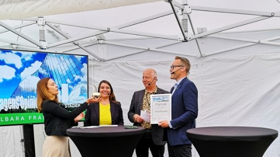 Ulf Thysell tar emot det Hållbara framtidspriset på Gröna Städers mingel i Almedalen.