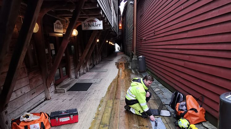 Overvåker bryggen i Bergen for NIKU. Også der handler det om instrumentering i kulturlag fra middelalderen.